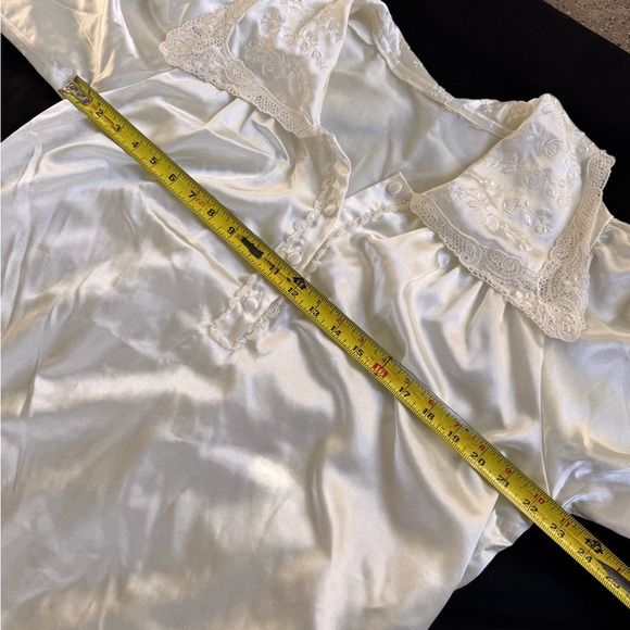 Vintage 80s Elegant White Satin nightgown with Lace Collar - Picture 3 of 6